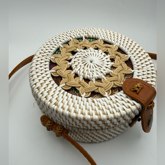 Handbags - Boho round crossbody purse white & tan woven, EUC